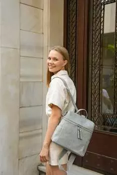 Женский рюкзак с несколькими отделениями и регулируемой ручкой на молнии