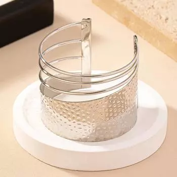 Женский широкий матовый открытый браслет серебряный