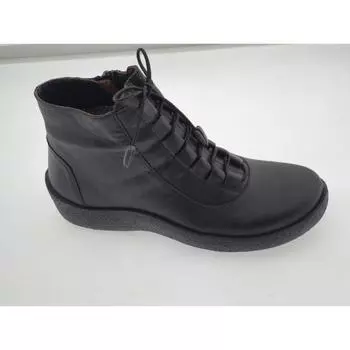 Женский стиль, черные ботинки из натуральной кожи и дубленки