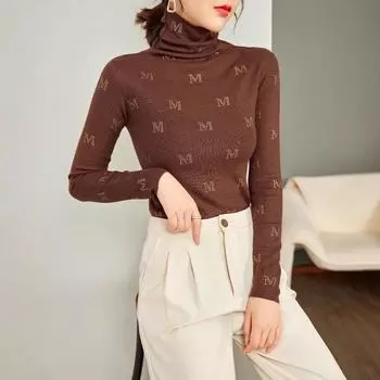 Женский свитер облегающего кроя из шерсти и шелка с высоким воротником и ромбовидным узором осень/зима 2024 г. 120