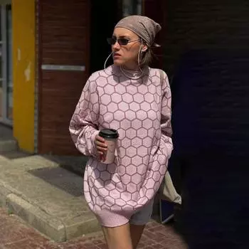 Женский свободный свитер в клетку с круглым вырезом и принтом пчелы S розовый