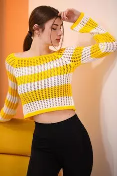 Женский трикотаж с вырезом лодочкой и отверстиями