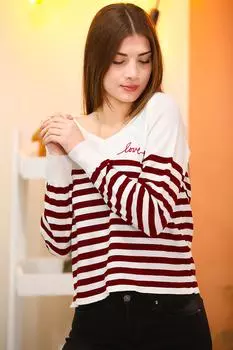 Женский трикотаж в полоску с v-образным вырезом