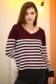 Женский трикотаж в полоску с v-образным вырезом