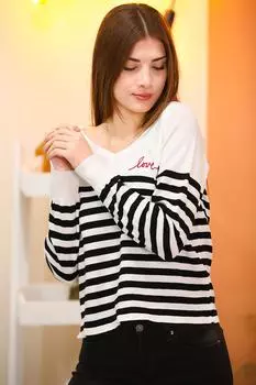 Женский трикотаж в полоску с v-образным вырезом