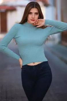 Женский трикотажный свитер с полуводолазкой