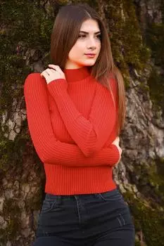 Женский трикотажный свитер с полуводолазкой