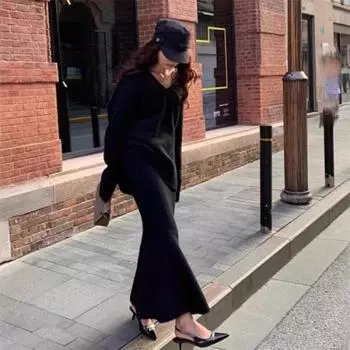 Женский трикотажный свитер с V-образным вырезом и юбкой-рыбьим хвостом в стиле французской ленивой вязки - коллекция осень/зима 2024 г. One Size чёрный