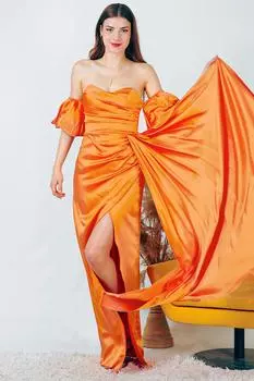 Женское атласное длинное вечернее платье с объемными рукавами