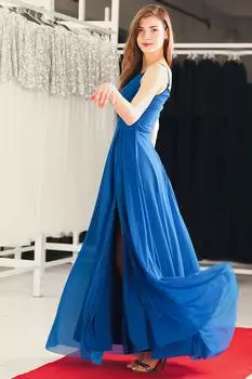 Женское блестящее длинное вечернее платье с веревочным ремнем