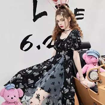 Женское черное платье с объемными рукавами и сетчатая юбка