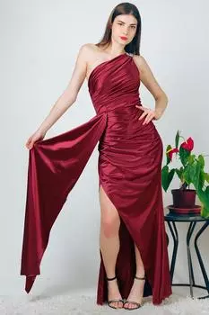 Женское длинное атласное вечернее платье с аксессуарами на плечах