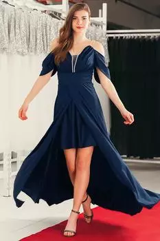 Женское длинное вечернее платье с камнями