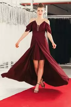 Женское длинное вечернее платье с камнями