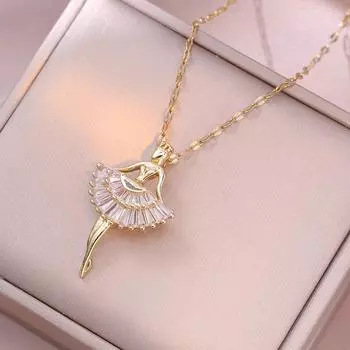 Женское европейско-американское ожерелье-подвеска «Балерина» с изумрудным микропаве из цирконов из титановой стали