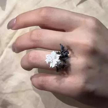 Женское кольцо черного и белого контрастного цвета в форме цветка дурмана, регулируемое открывающееся кольцо