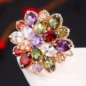 Яркое стильное кольцо в виде цветка из разноцветных кристалов. US 8