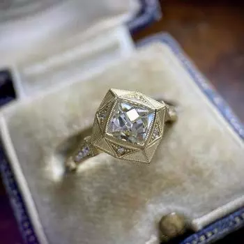 Женское кольцо ручной работы с позолоченным квадратным бриллиантом. Ювелирные изделия. Хорошие ювелирные изделия. No. 5 золотой