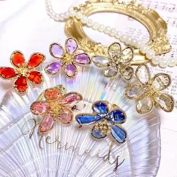 Женское кольцо с открытием элегантного наряда