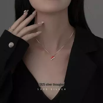 «Женское колье из стерлингового серебра 925 пробы с рождественской шапочкой, украшенной бриллиантами, и роскошной красной подвеской» [Silver with platinum plating]