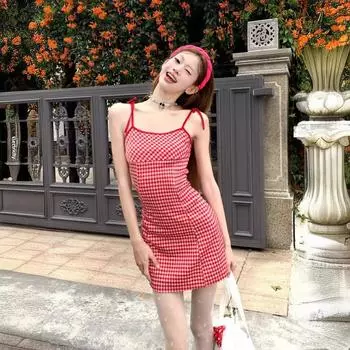 Женское красное клетчатое платье А-силуэта с открытой спиной: Летний фасон с подтяжками, средней длины и облегающего кроя Medium