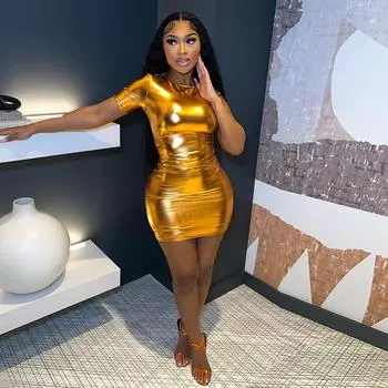 Женское летнее однотонное облегающее платье с короткими рукавами и запахом на бедрах S золотой