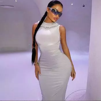 Женское летнее однотонное платье без рукавов с капюшоном и разрезом на бедрах S чёрный