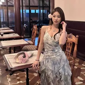 Женское летнее платье с V-образным вырезом и цветочным принтом на подтяжках – элегантное, сказочное, с юбкой-сердечком Niche Extra Small