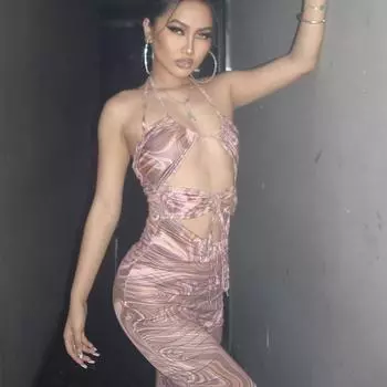 Женское летнее сексуальное платье-халтер с вырезом-хомутиком и облегающим кроем с запахом и ягодицами S коричневый