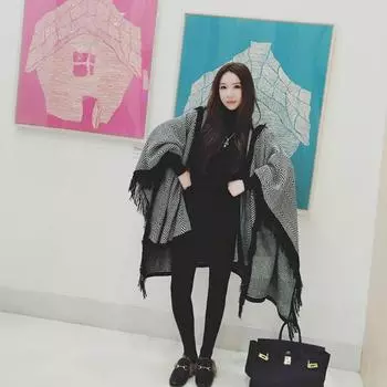 Женское модное трикотажное пальто с геометрическим рисунком и капюшоном с кисточками One Size чёрный