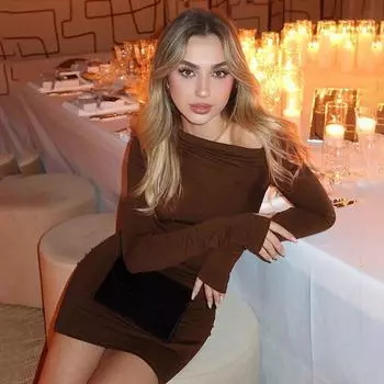 Женское однотонное облегающее платье с длинными рукавами и диагональным воротником на одно плечо с сексуальной сумкой на бедрах S коричневый