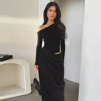 Женское осенне-зимнее темпераментное однотонное сексуальное платье с косыми плечами и плиссировкой S чёрный