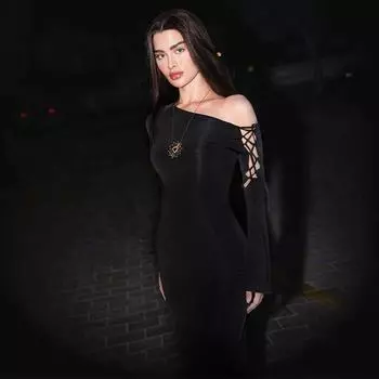 Женское осеннее длинное платье, однотонное, с диагональным вырезом, с открытыми плечами, модное, облегающее, с запахом на бедрах S чёрный