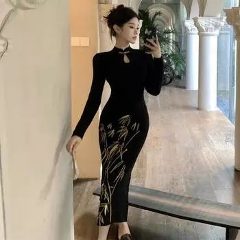 Женское платье-ципао облегающего кроя с воротником-стойкой, длинными рукавами и принтом S чёрный