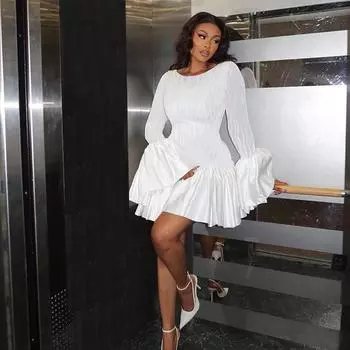 Женское платье осенне-зимнего стиля с расклешенными рукавами, заправленной талией и оборками S белый