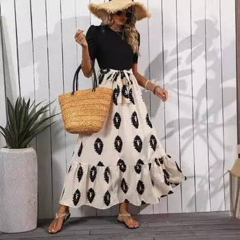 Женское платье с геометрическим принтом, круглым вырезом, рукавами-фонариками и оборкой по низу S чёрный