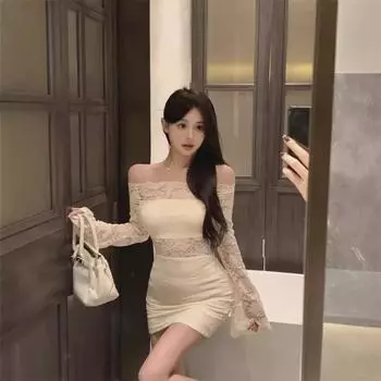 Женское платье с открытыми плечами, осенний стиль, с рукавами-трубами и кружевными деталями