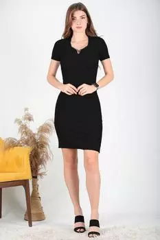 Женское платье с v-образным вырезом и аксессуарами