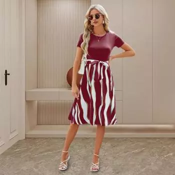 Женское платье соответствующего цвета с принтом и короткими рукавами с круглым вырезом и поясом с узкой талией и бантом, декор трапециевидной формы, большой размер M чёрный