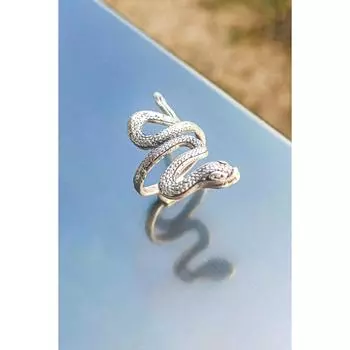 Женское посеребренное кольцо в виде старинной змеи