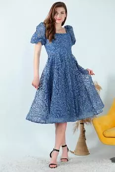 Женское серебристое вечернее платье длины миди с объемными рукавами