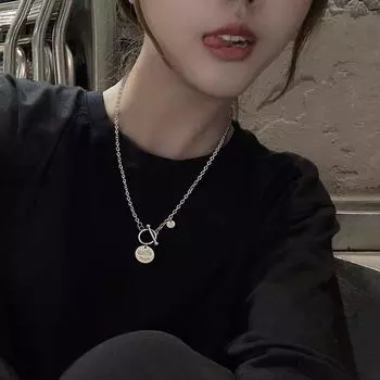 Женское современное нишевое роскошное ожерелье с подвеской в виде свитера - стиль 2025 года Letter disc OT buckle necklace