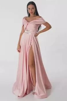 Женское вечернее платье с открытыми плечами и разрезом Пудра