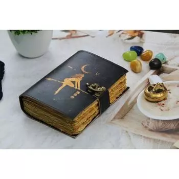 Журнал Ведьмы из Натуральной Кожи Ручной Работы – Винтажная Книга Заклинаний с Золотым Дизайном Ведьмы, Бумага с Неровным Краем, Гримуарный Дневник для Заклинаний и Ритуалов 7 x 5 in