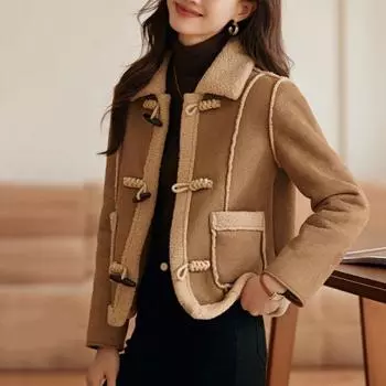 Зимнее тепло и стиль в модном утепленном корейском коротком пальто с отделкой из искусственного меха, создающем прохладную и расслабляющую атмосферу M