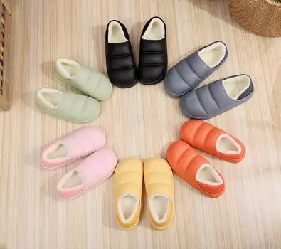 Зимние женские хлопковые тапочки, непромокаемая теплая плюшевая обувь, модная домашняя обувь на толстой подошве, нескользящие однотонные парные тапочки 44-45 чёрный