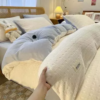 Зимний комплект из четырех предметов из молочного флиса, класс А, для беременных и младенцев, утолщенный, теплый, антистатический, однотонный, резной флис, фланелевое пододеяльник 1.2m bedthree-piece set quilt cover 150 * 200cm