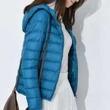 Зимний пуховик с тонким подбитым капюшоном средней длины на молнии с защитой от ветра размера плюс L