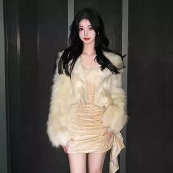 Зимняя куртка цвета шампанского с пайетками из бархата на бедрах из искусственного меха норки и лисы в средневековом стиле с экологически чистыми роговыми пуговицами S