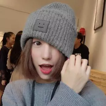 Зимняя шапка унисекс для женщин и мужчин, однотонная вязаная теплая шапка с нашивкой в виде улыбки, толстая женская уличная шапка, модная повседневная кепка для девочек One size чёрный